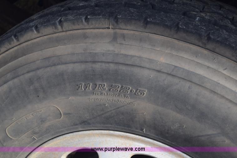 image for item J7006 2006 Kenworth T800 semi truck