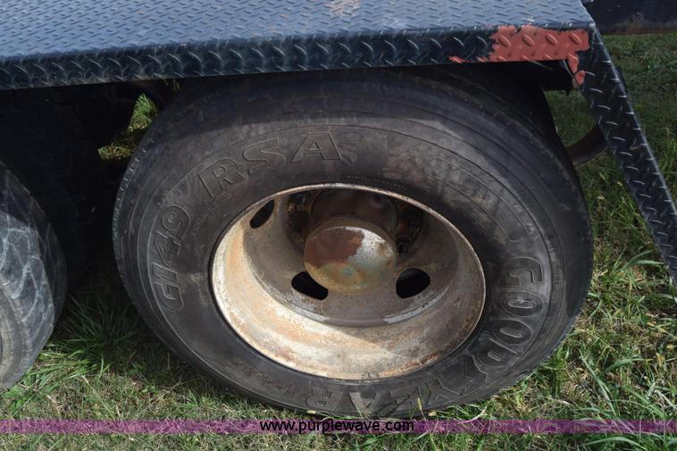 image for item J7006 2006 Kenworth T800 semi truck