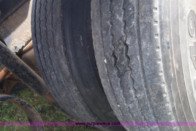 image for item J7006 2006 Kenworth T800 semi truck