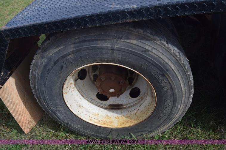 image for item J7006 2006 Kenworth T800 semi truck