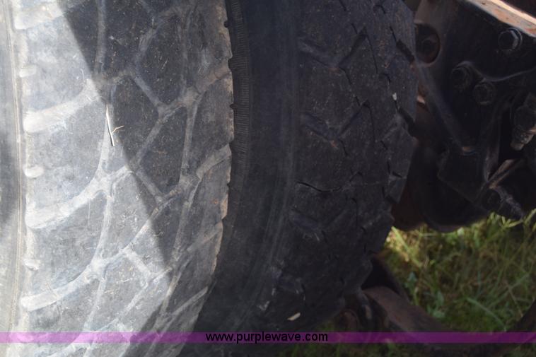 image for item J7006 2006 Kenworth T800 semi truck