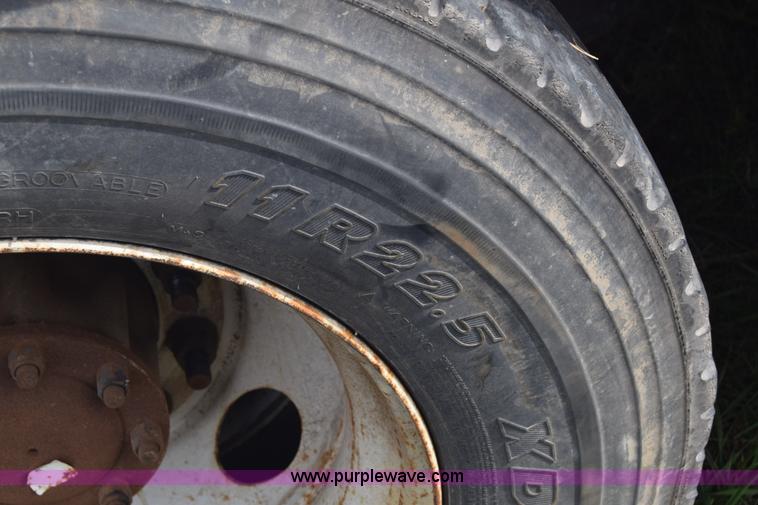 image for item J7006 2006 Kenworth T800 semi truck