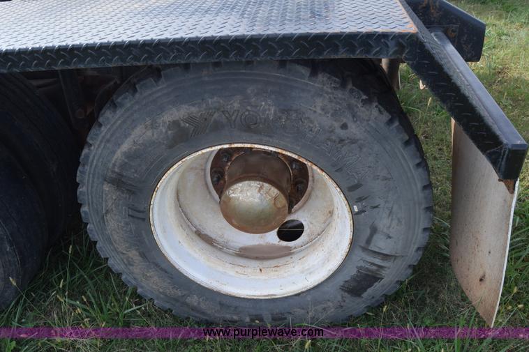 image for item J7006 2006 Kenworth T800 semi truck