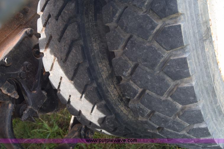 image for item J7006 2006 Kenworth T800 semi truck