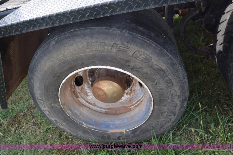 image for item J7006 2006 Kenworth T800 semi truck