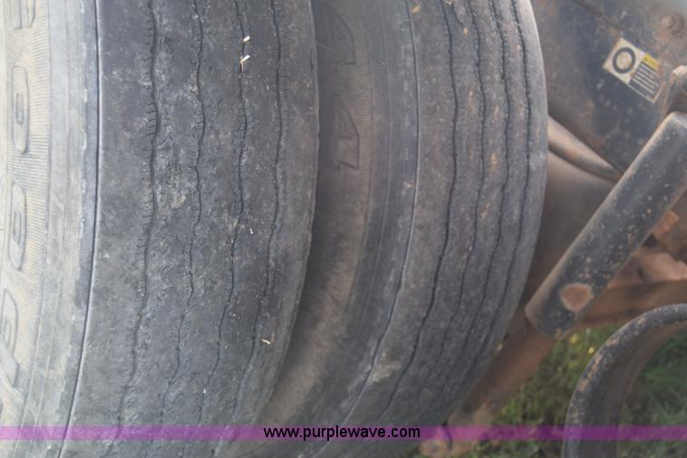 image for item J7006 2006 Kenworth T800 semi truck