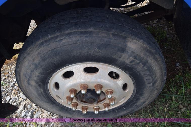 image for item J7006 2006 Kenworth T800 semi truck