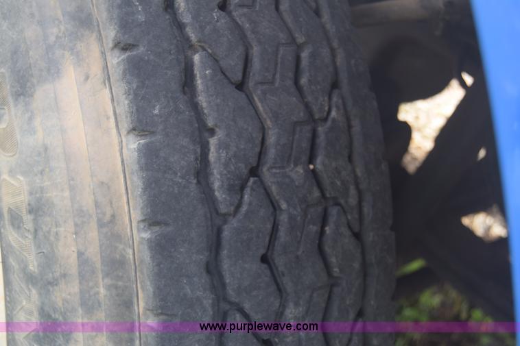 image for item J7006 2006 Kenworth T800 semi truck