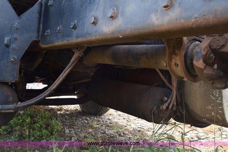 image for item J7006 2006 Kenworth T800 semi truck