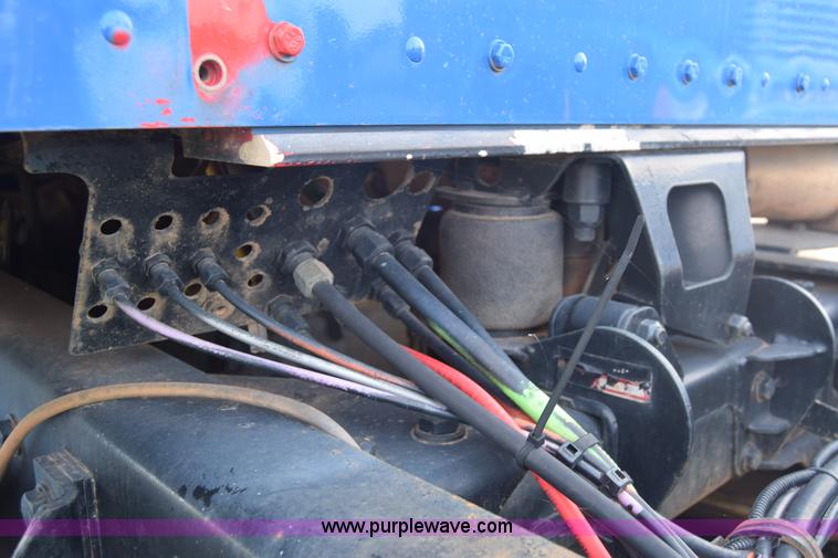 image for item J7006 2006 Kenworth T800 semi truck