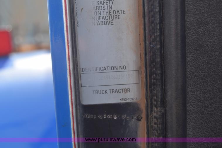 image for item J7006 2006 Kenworth T800 semi truck