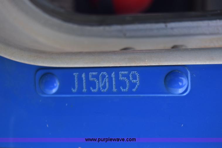 image for item J7006 2006 Kenworth T800 semi truck