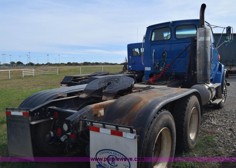 image for item J7007 2008 Sterling L9500 semi truck