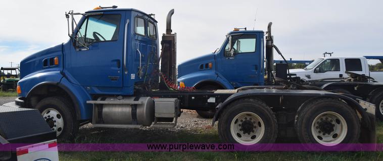 image for item J7007 2008 Sterling L9500 semi truck