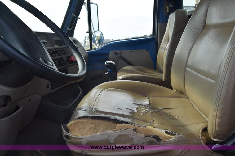 image for item J7007 2008 Sterling L9500 semi truck