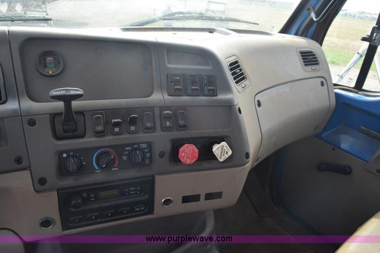 image for item J7007 2008 Sterling L9500 semi truck