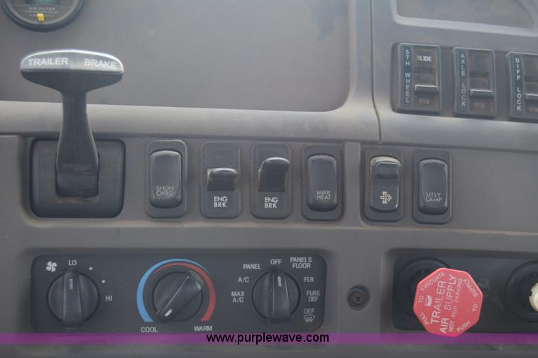 image for item J7007 2008 Sterling L9500 semi truck