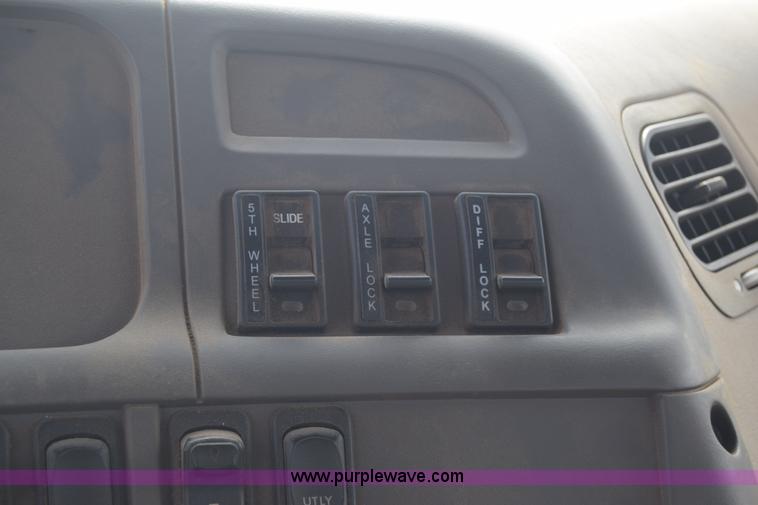 image for item J7007 2008 Sterling L9500 semi truck