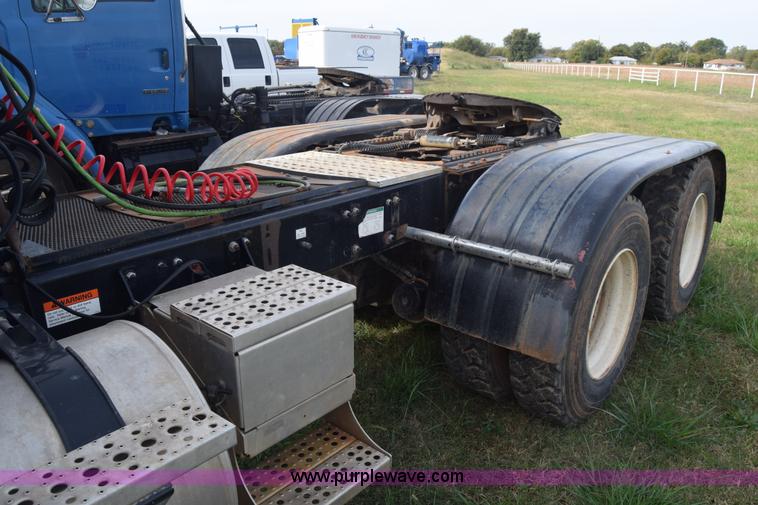 image for item J7007 2008 Sterling L9500 semi truck