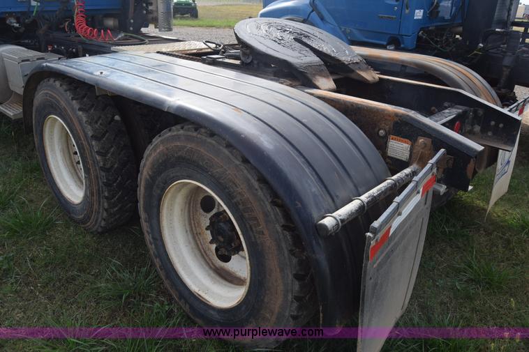 image for item J7007 2008 Sterling L9500 semi truck