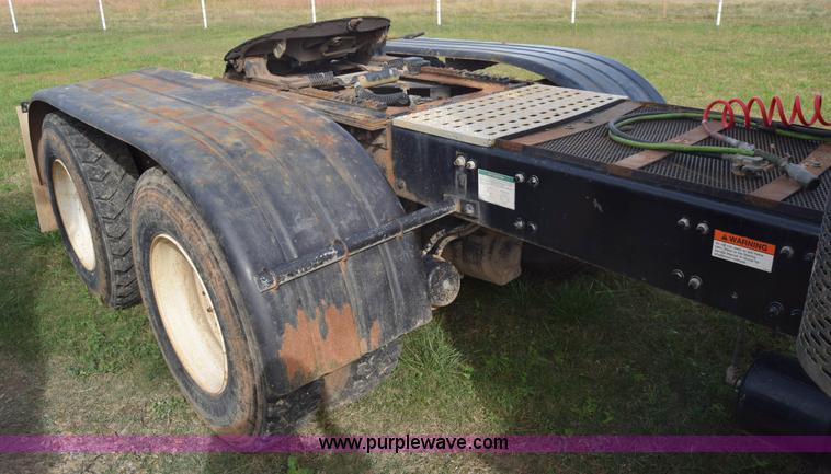 image for item J7007 2008 Sterling L9500 semi truck