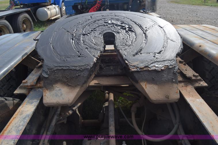 image for item J7007 2008 Sterling L9500 semi truck