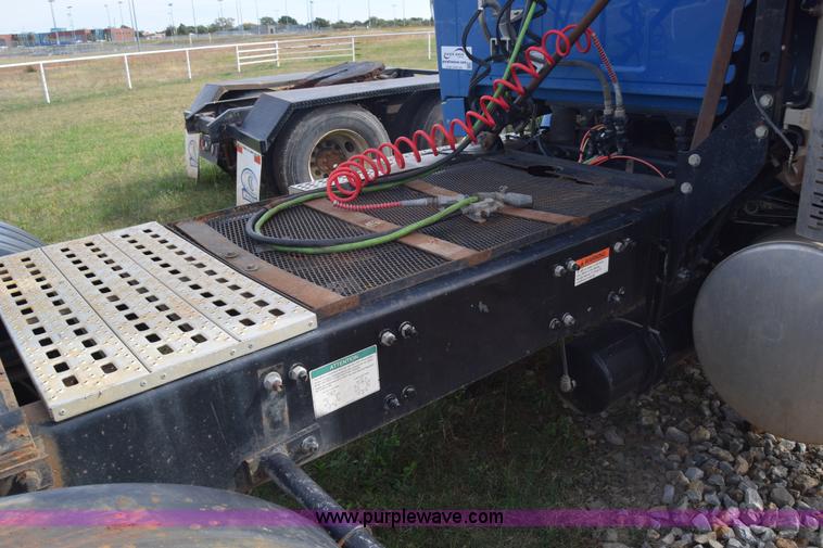 image for item J7007 2008 Sterling L9500 semi truck