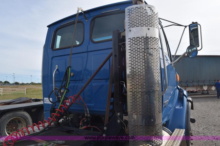 image for item J7007 2008 Sterling L9500 semi truck