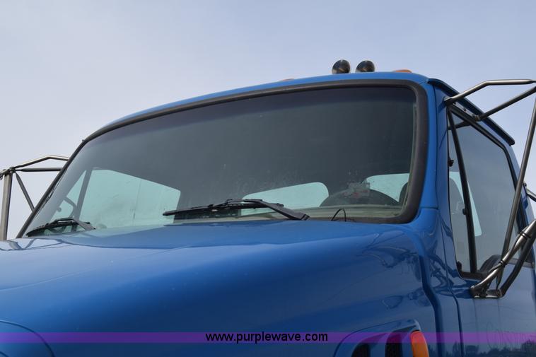 image for item J7007 2008 Sterling L9500 semi truck