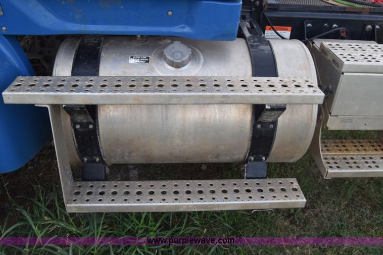 image for item J7007 2008 Sterling L9500 semi truck