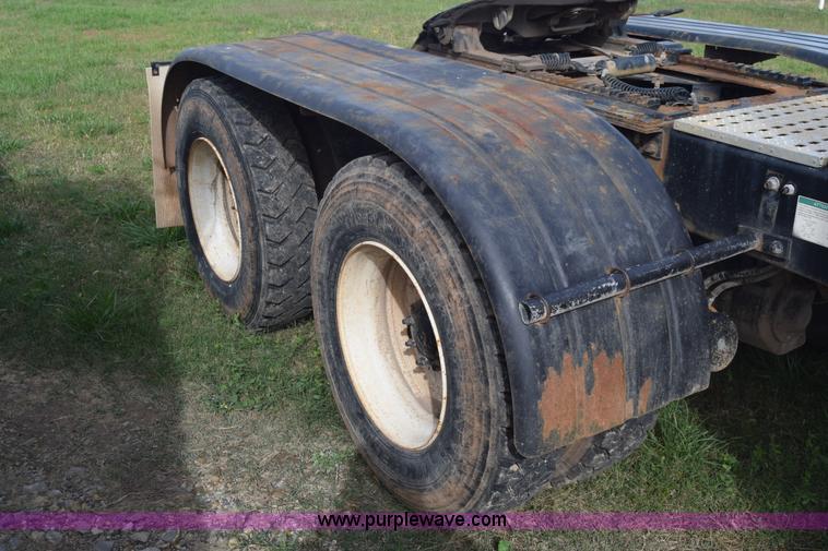 image for item J7007 2008 Sterling L9500 semi truck