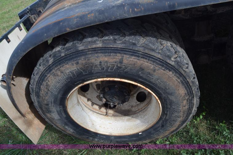 image for item J7007 2008 Sterling L9500 semi truck