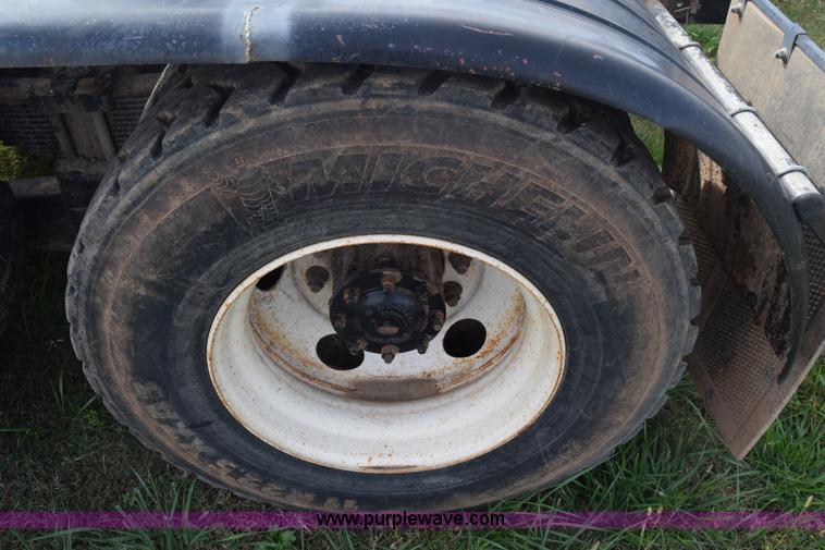 image for item J7007 2008 Sterling L9500 semi truck