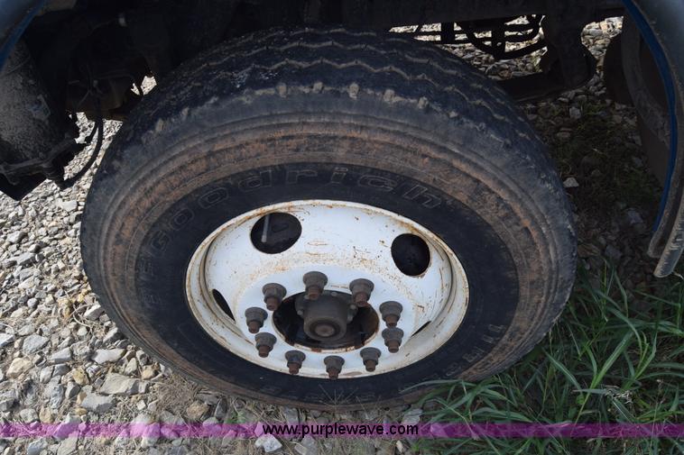 image for item J7007 2008 Sterling L9500 semi truck