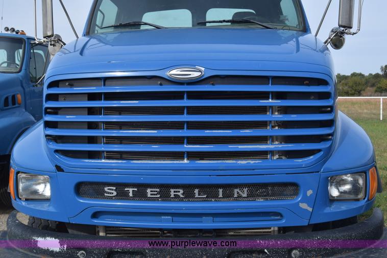 image for item J7007 2008 Sterling L9500 semi truck