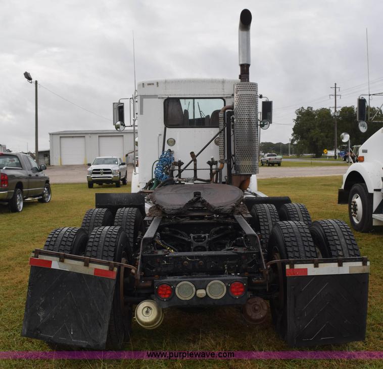 image for item J8471 2008 Kenworth T800 semi truck