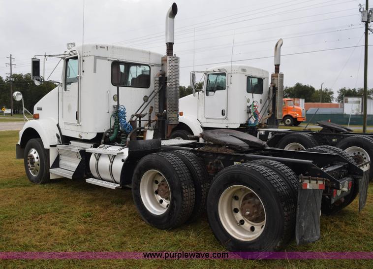 image for item J8471 2008 Kenworth T800 semi truck