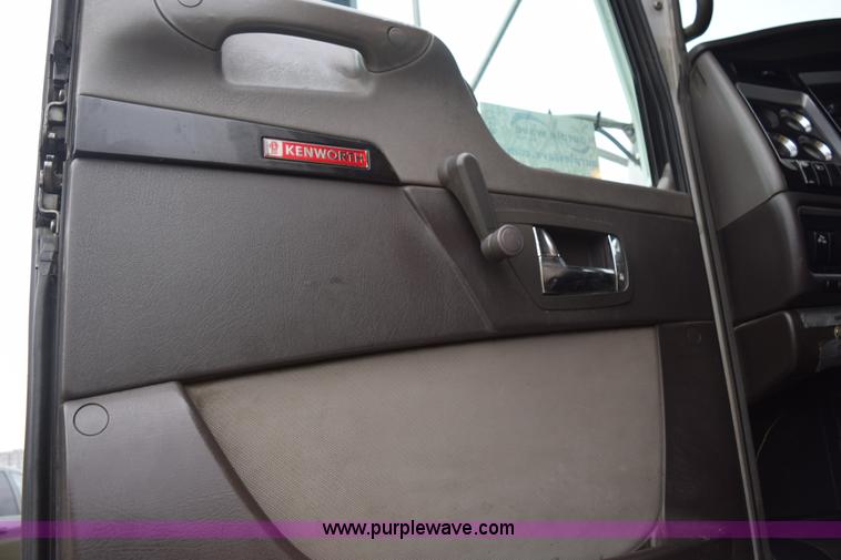image for item J8471 2008 Kenworth T800 semi truck
