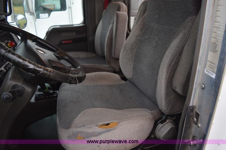 image for item J8471 2008 Kenworth T800 semi truck