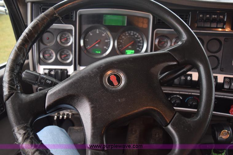 image for item J8471 2008 Kenworth T800 semi truck