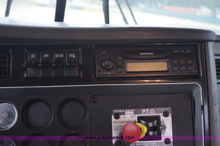 image for item J8471 2008 Kenworth T800 semi truck