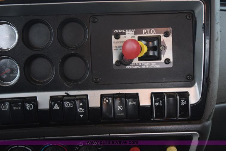 image for item J8471 2008 Kenworth T800 semi truck