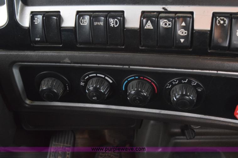 image for item J8471 2008 Kenworth T800 semi truck