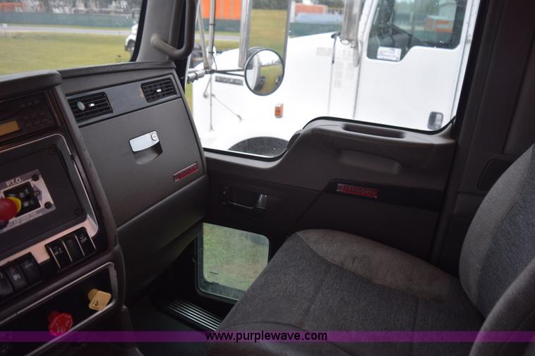 image for item J8471 2008 Kenworth T800 semi truck