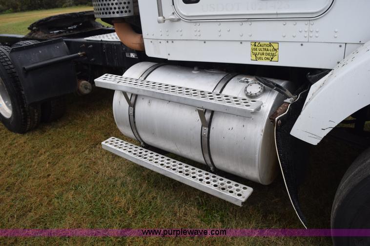 image for item J8471 2008 Kenworth T800 semi truck