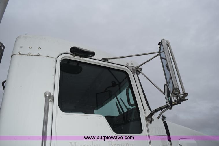 image for item J8471 2008 Kenworth T800 semi truck