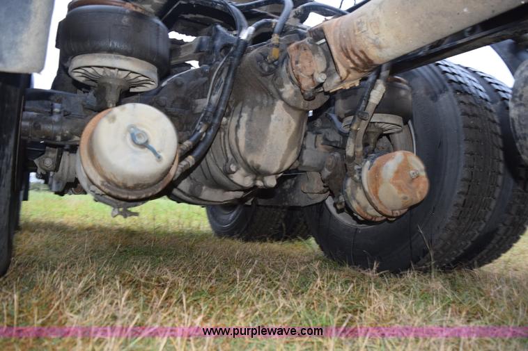 image for item J8471 2008 Kenworth T800 semi truck