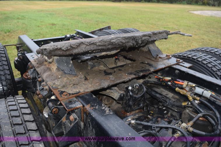 image for item J8471 2008 Kenworth T800 semi truck