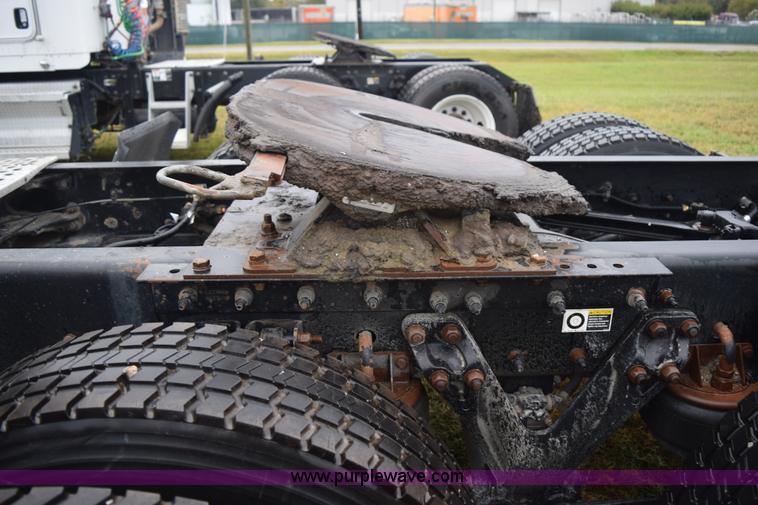 image for item J8471 2008 Kenworth T800 semi truck