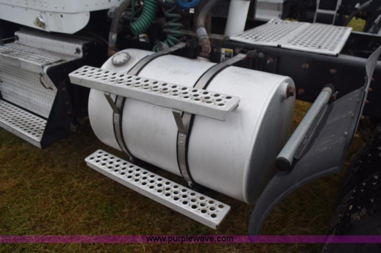 image for item J8471 2008 Kenworth T800 semi truck